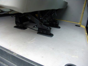 Der T5 als 5-Sitzer mit originalem Seitenfenster, SEIKEL Höherlegungsfahrwerk und AT-All Terrain Reifen